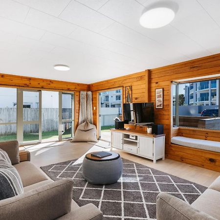 Вилла The Iconic Kiwi Bach, Full Site Downtown Mount Маунт-Маунгани Экстерьер фото