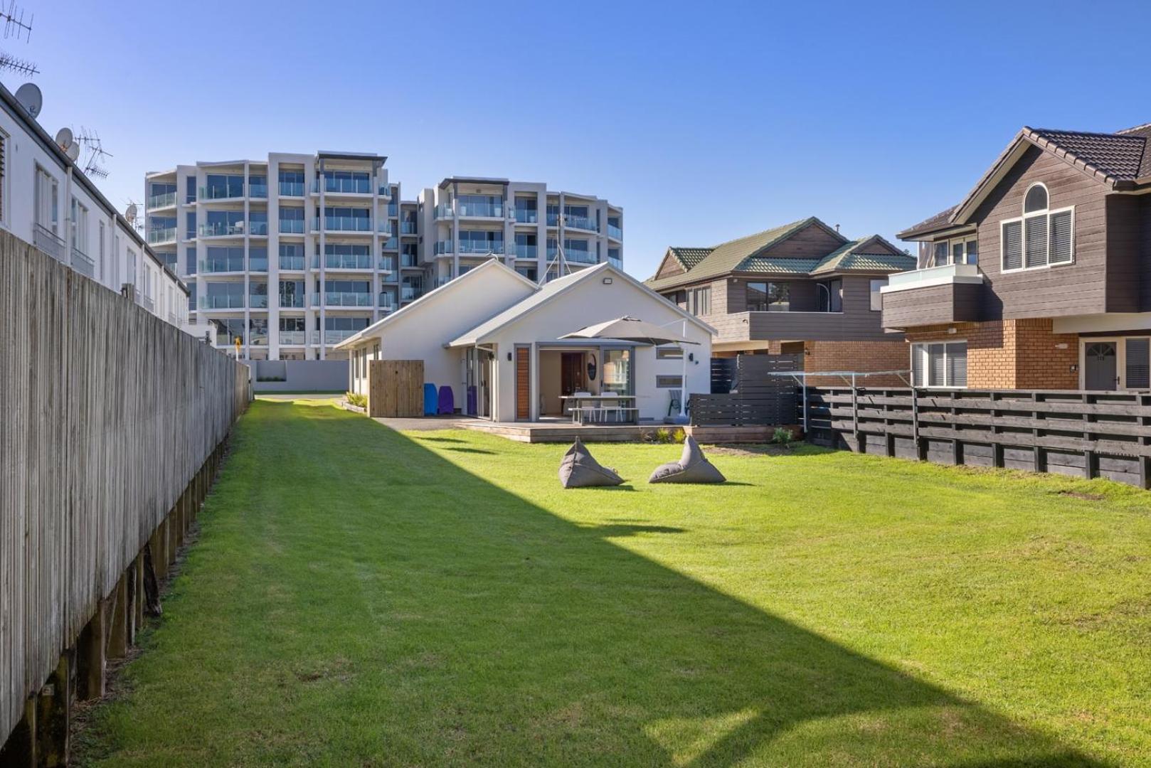Вилла The Iconic Kiwi Bach, Full Site Downtown Mount Маунт-Маунгани Экстерьер фото