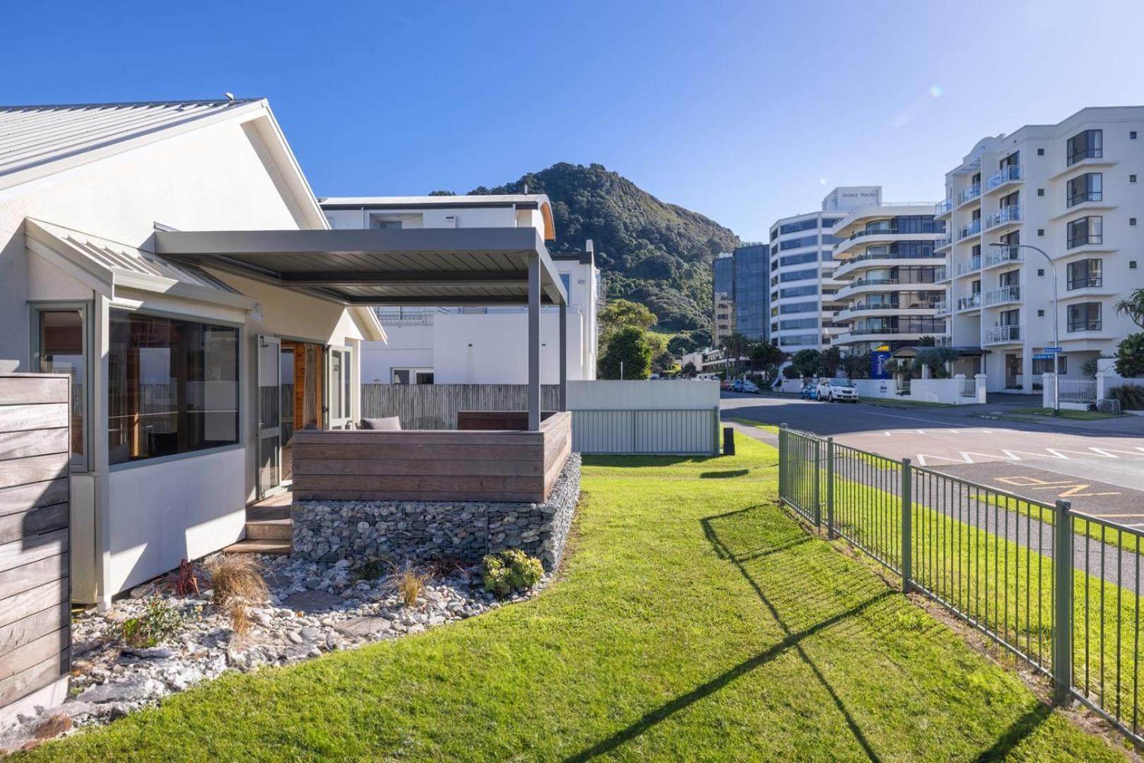 Вилла The Iconic Kiwi Bach, Full Site Downtown Mount Маунт-Маунгани Экстерьер фото
