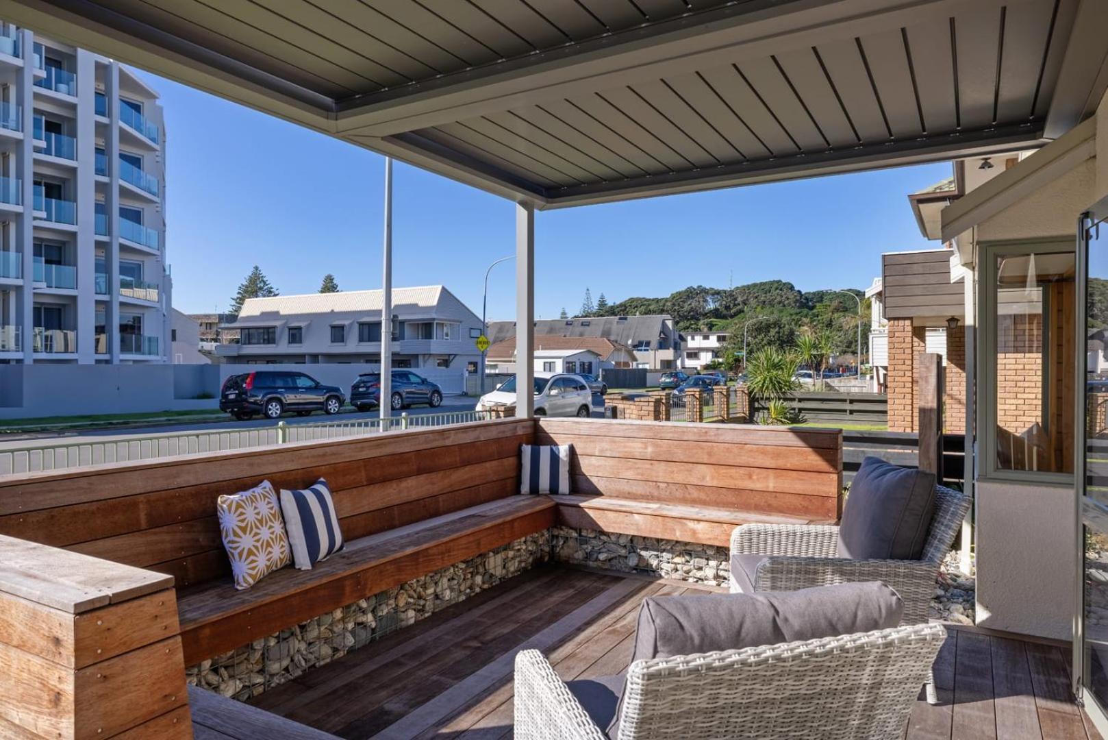 Вилла The Iconic Kiwi Bach, Full Site Downtown Mount Маунт-Маунгани Экстерьер фото