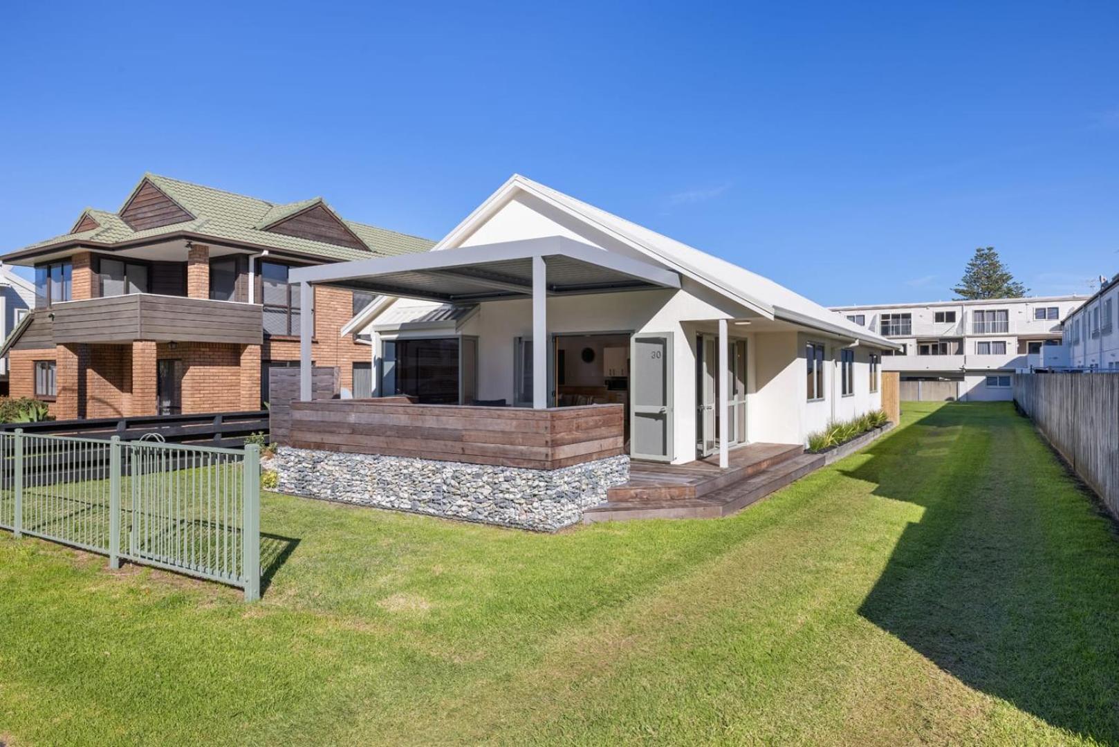 Вилла The Iconic Kiwi Bach, Full Site Downtown Mount Маунт-Маунгани Экстерьер фото